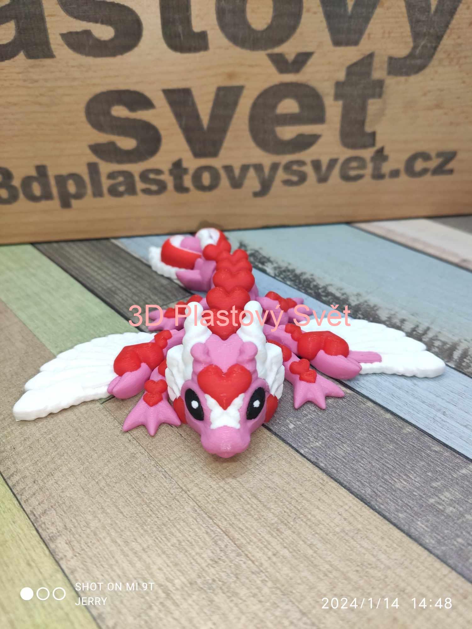 Zamilovaný dráček se srdíčky