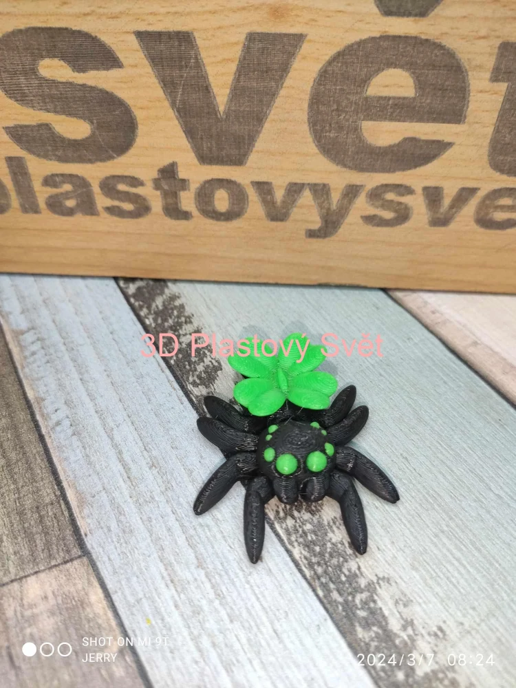 Malý pavouček se čtyřlístkem - hýbací - barevný
