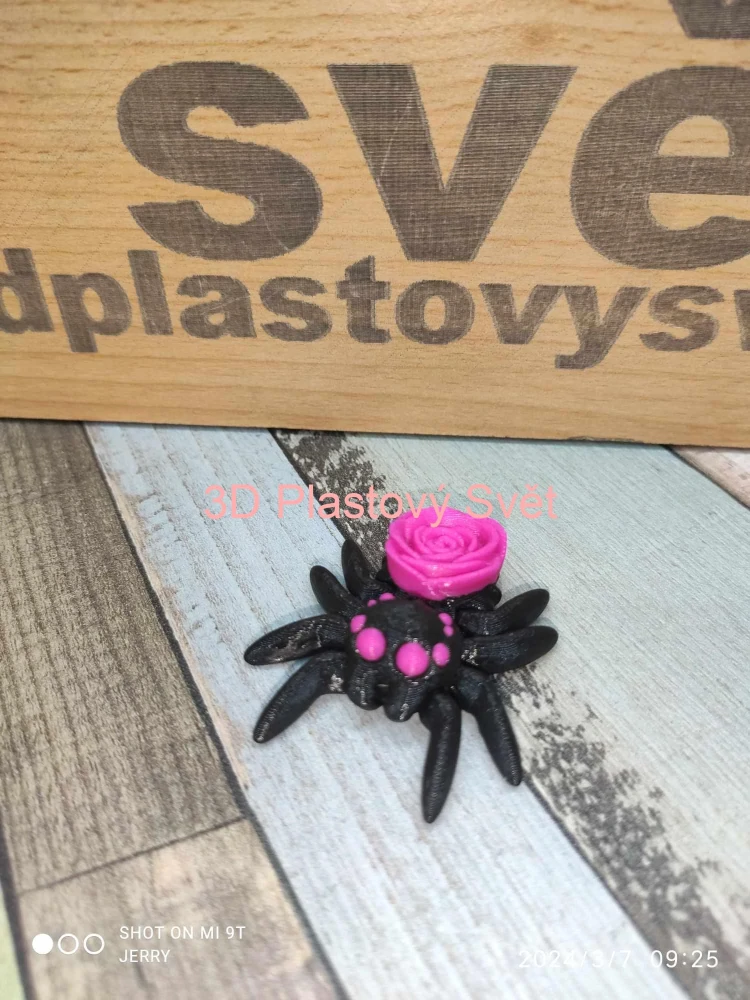 Malý pavouček s růží - postavička