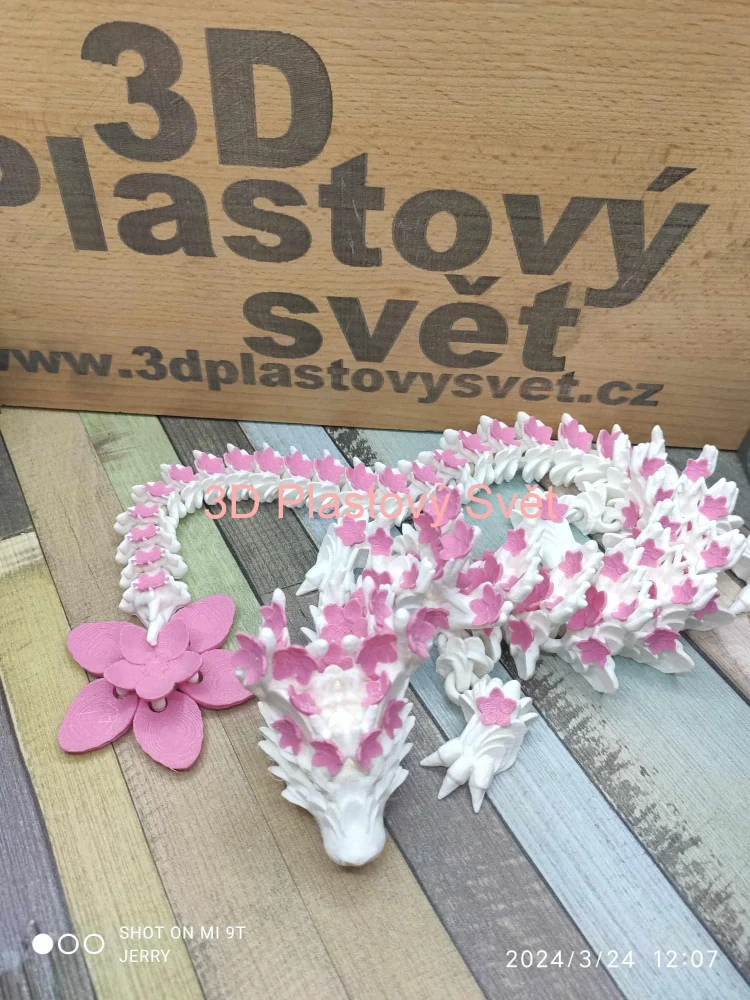 Drak s třešňovými květy