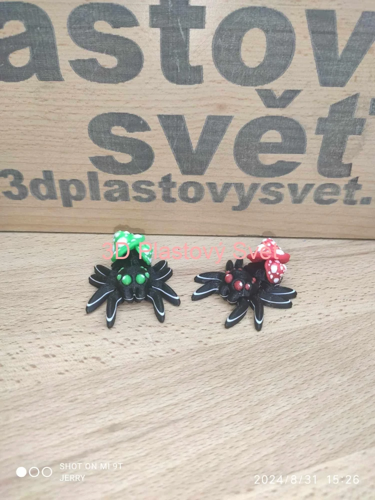 Malý pavouček s muchomůrkou - hýbací - barevný
