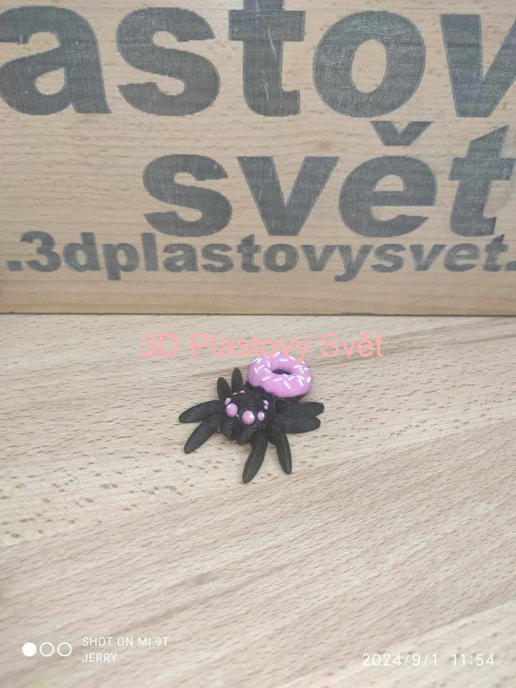 Malý pavouček s donutem - hýbací - barevný
