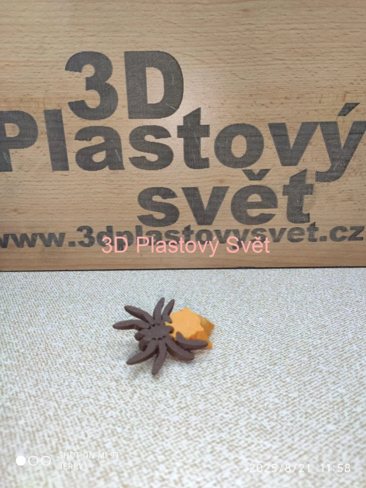 Malý podzimní pavouček s listem - postavička/magnetka