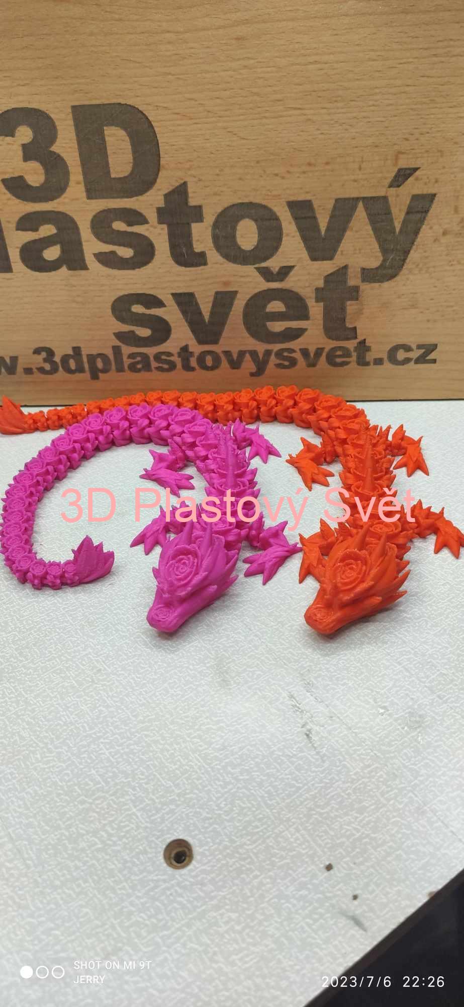 Drak z růží