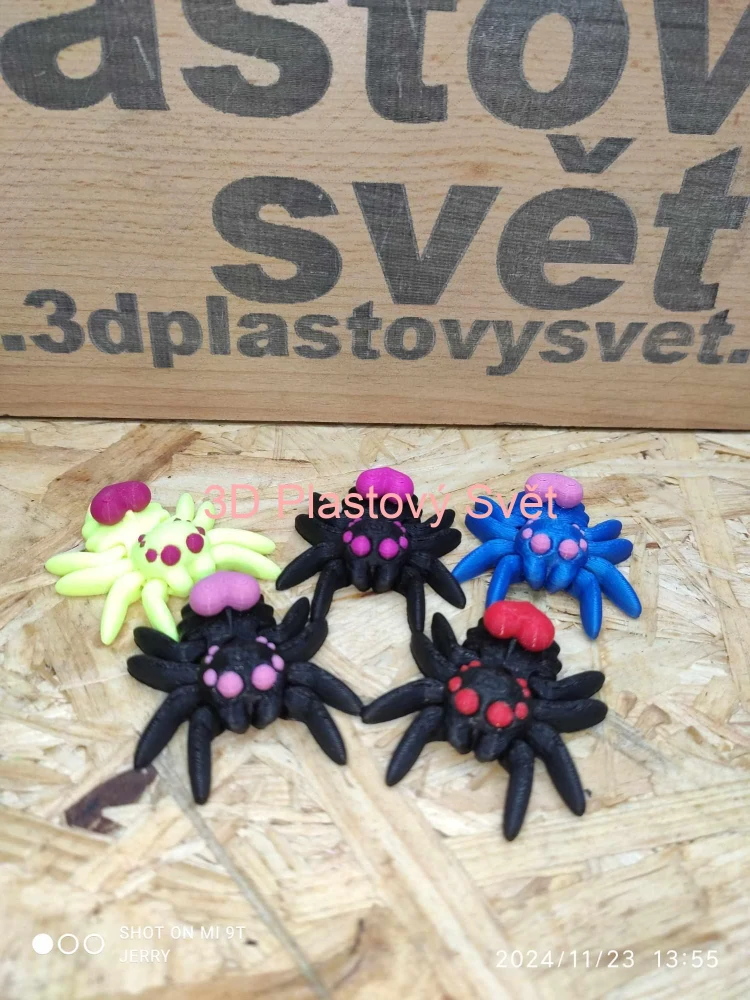 Malý pavouček se srdíčkem - postavička/magnetka