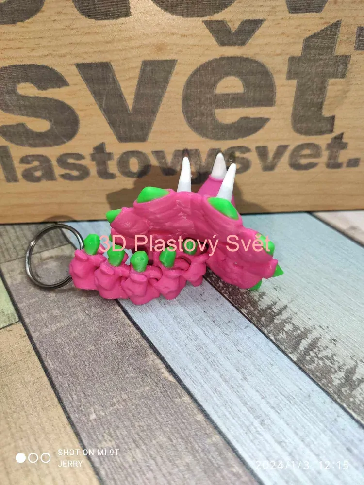 Lebka Triceratops s oči - klíčenka - tříbarevné