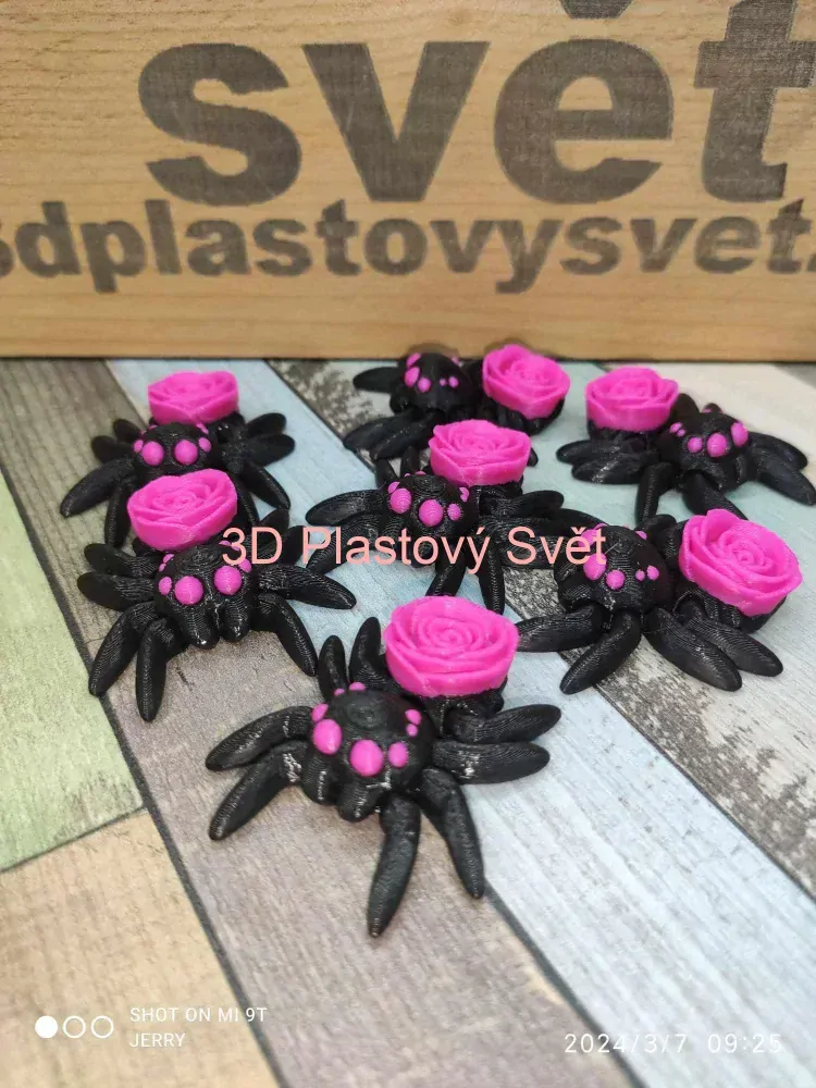 Malý pavouček s růží - postavička/magnetka