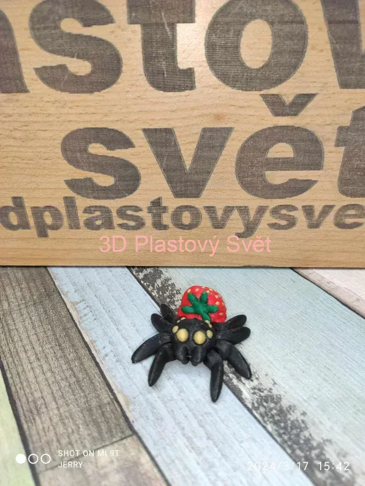 Malý pavouček s jahodou - hýbací - barevný
