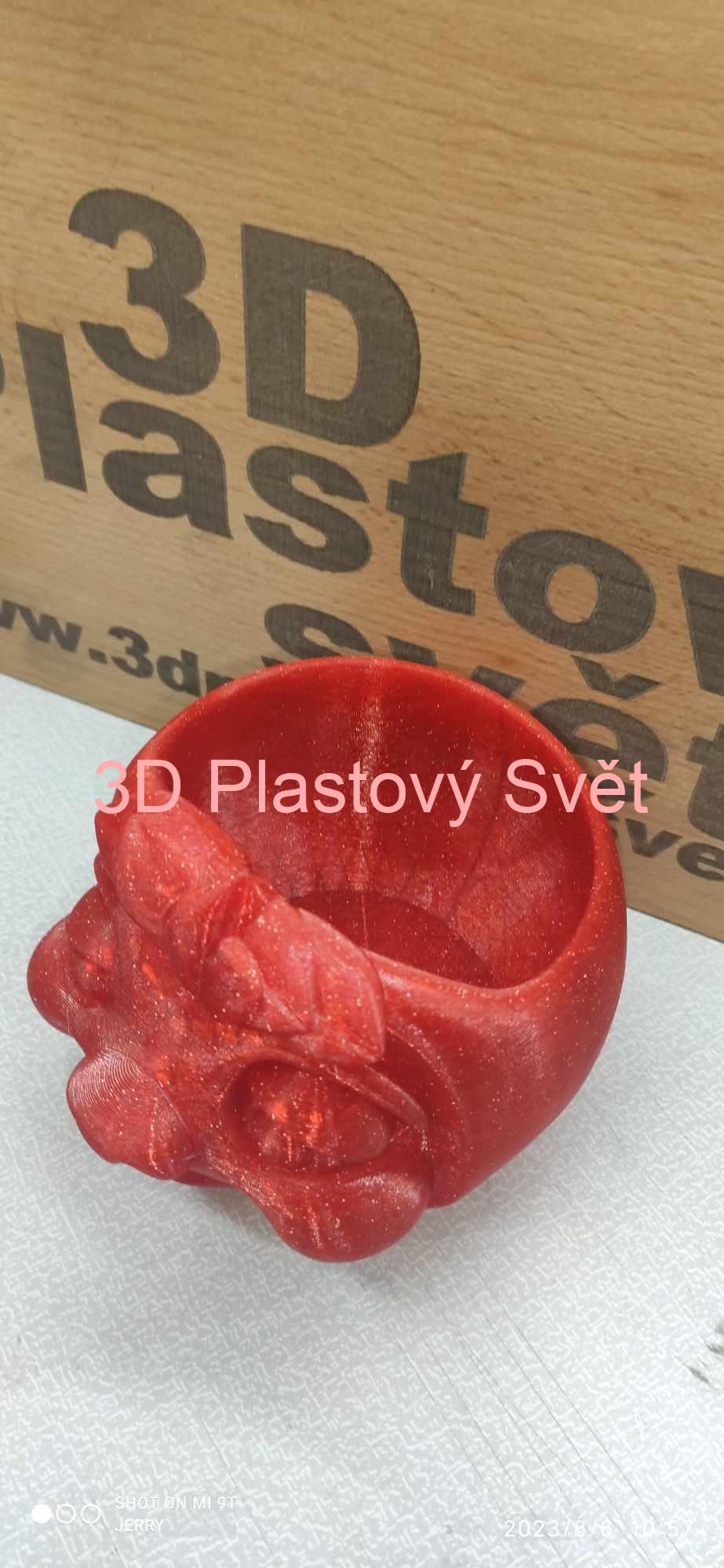 Vysmátý držák na tužky