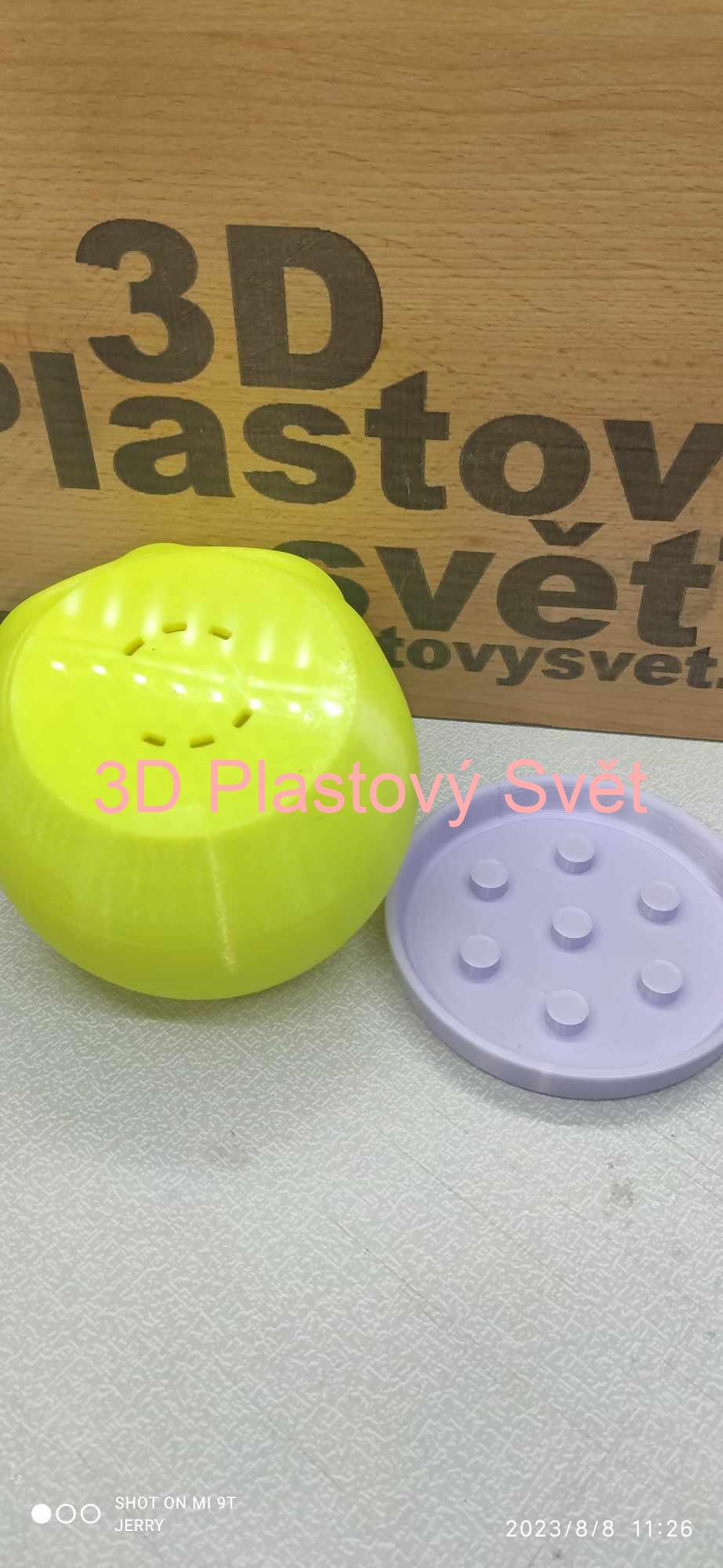 Vysmátý květináč