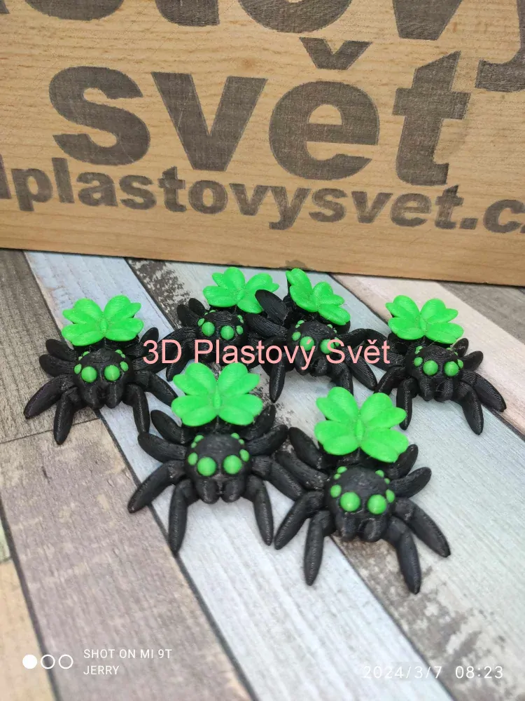 Malý pavouček se čtyřlístkem - hýbací - barevný