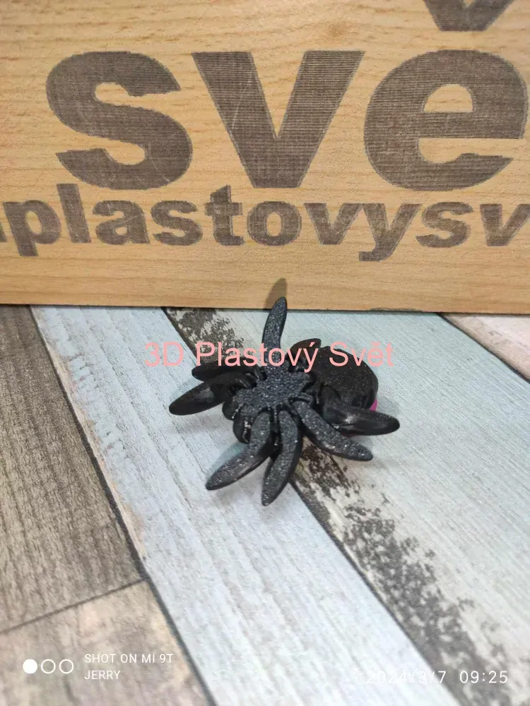 Malý pavouček s růží - postavička/magnetka