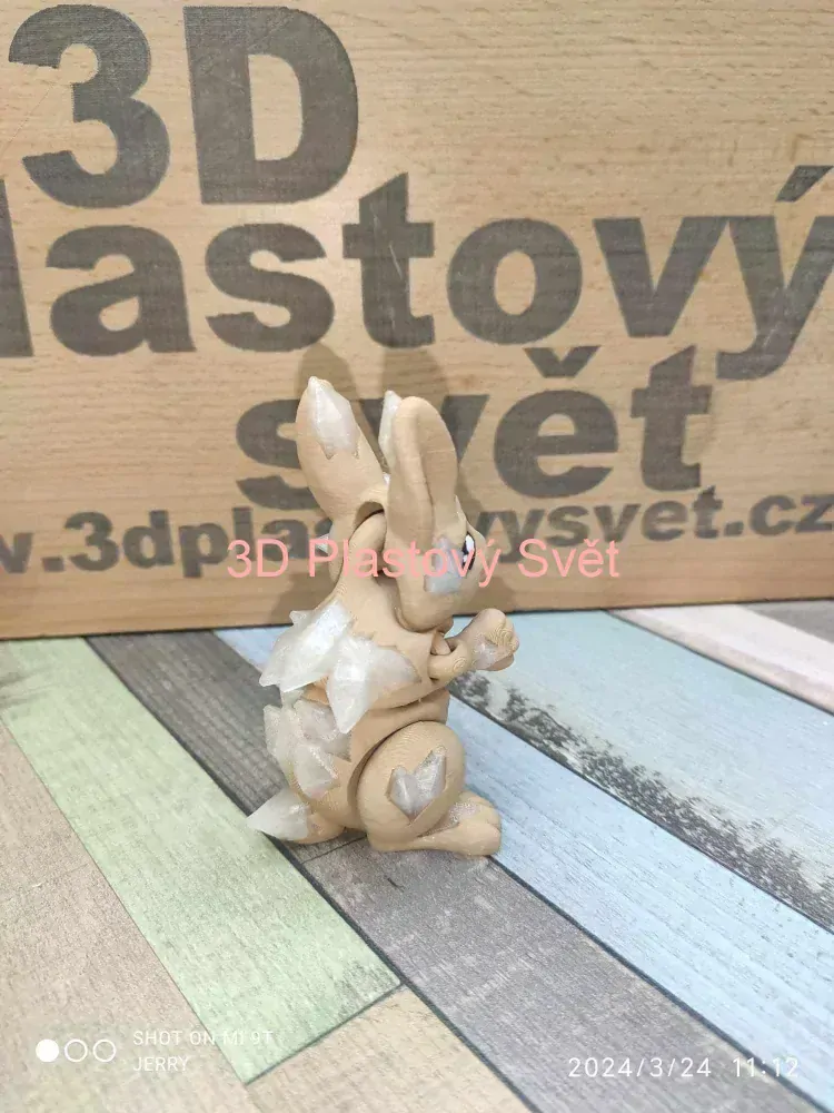 Malý zajíček s krystaly
