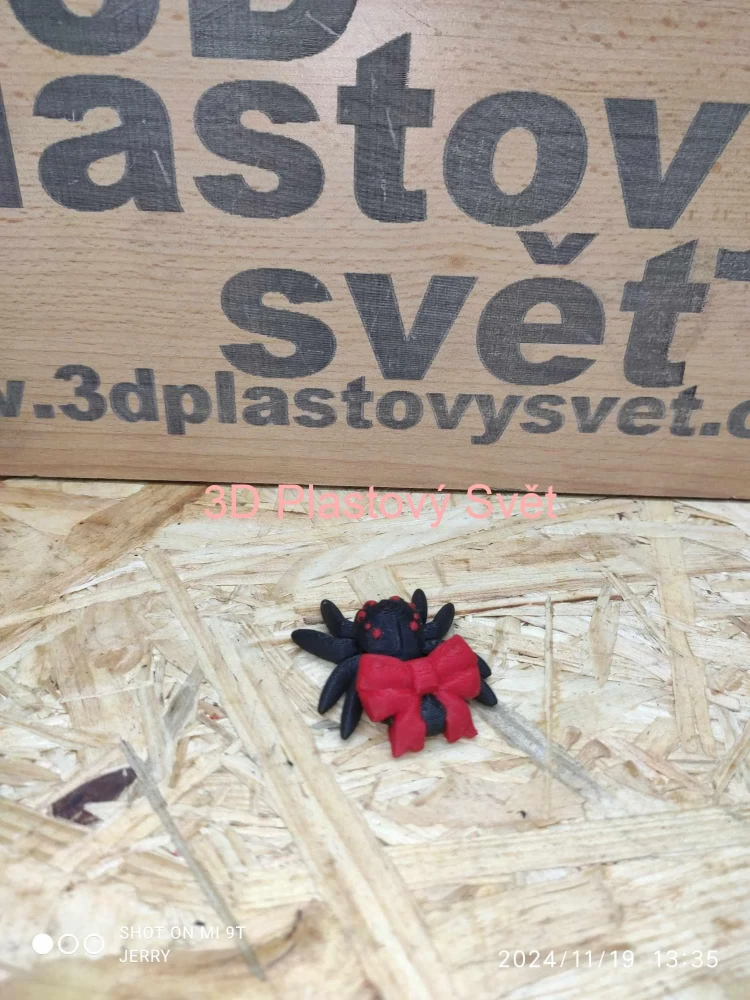 Malý pavouček s mašlí - postavička/magnetka