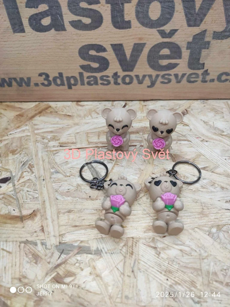 Malý medvídek s růží - Postavička