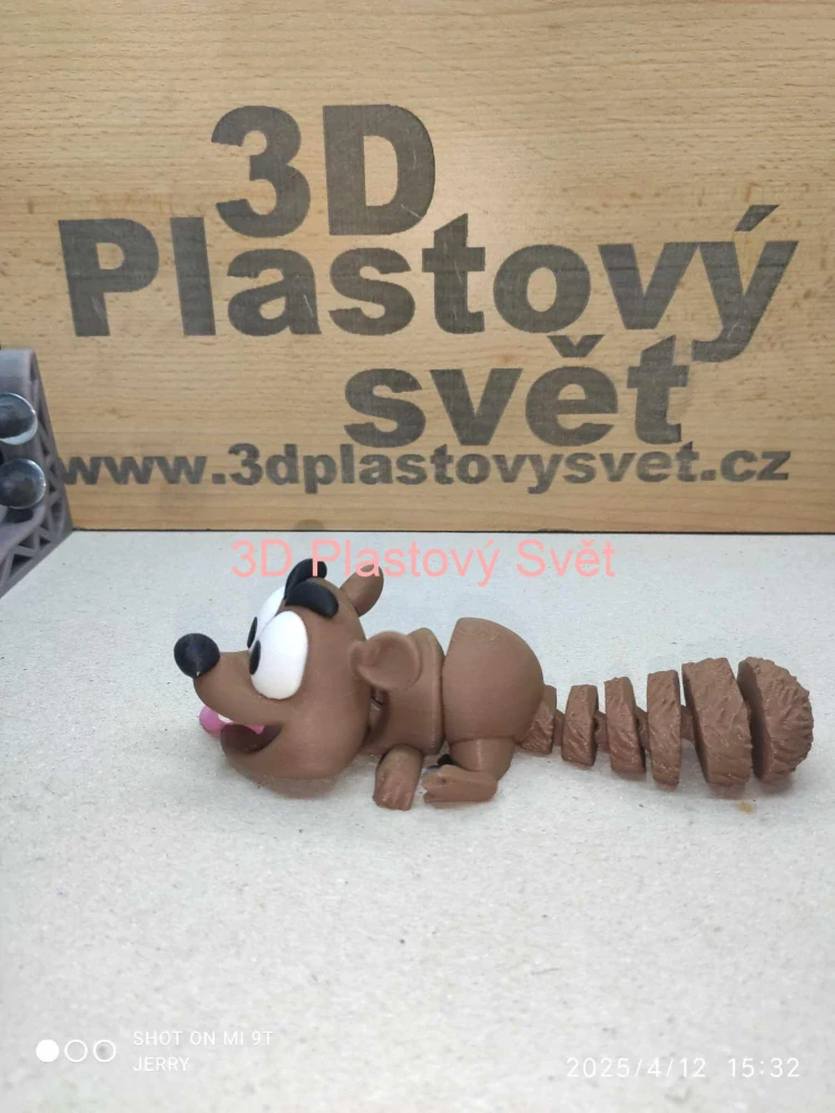 Veverka s vyplazeným jazykem