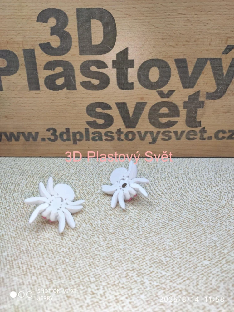 Malý pavouček s dezertem - postavička