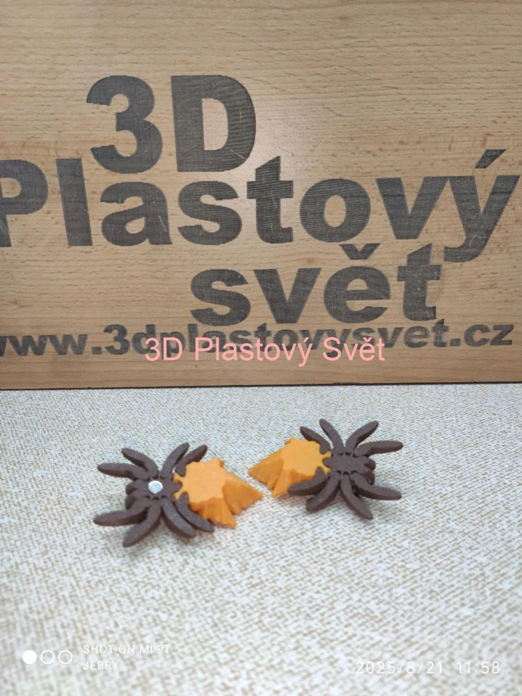 Malý podzimní pavouček s listem - postavička/magnetka