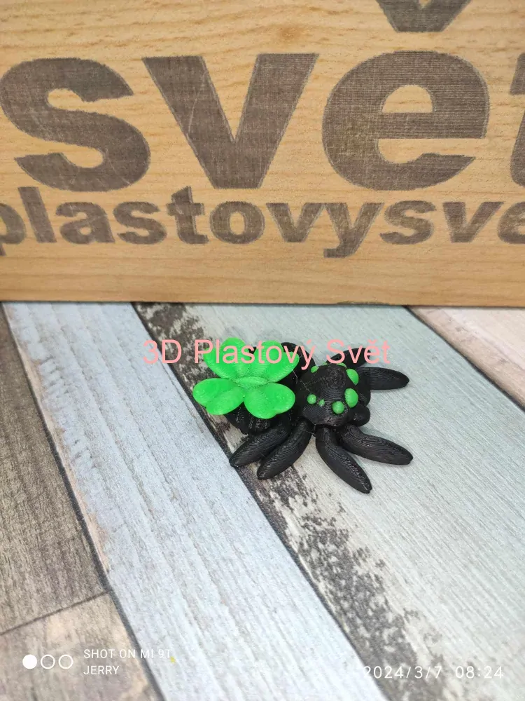 Malý pavouček se čtyřlístkem - hýbací - barevný