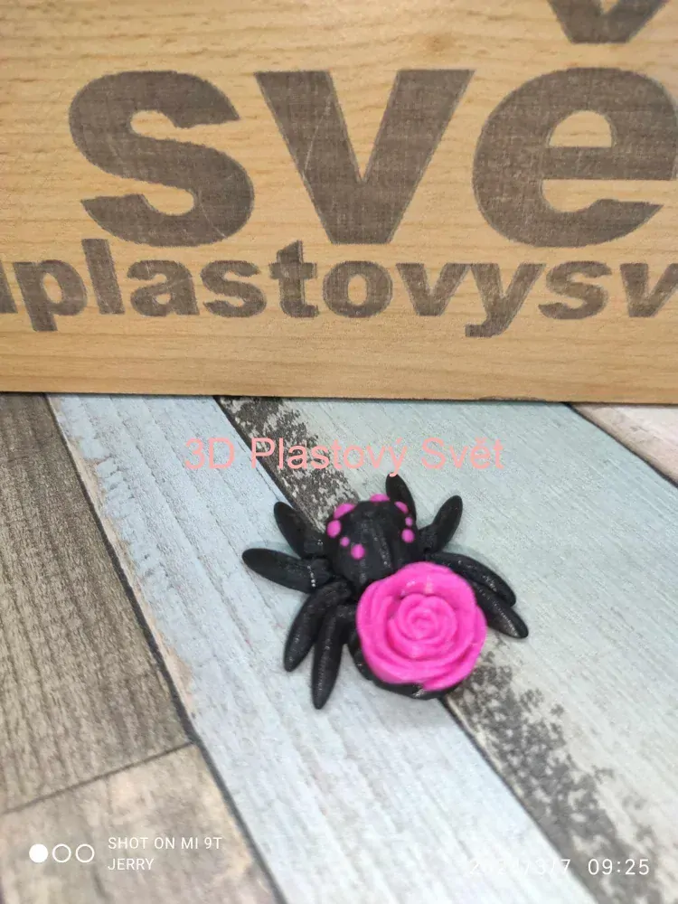 Malý pavouček s růží - postavička/magnetka