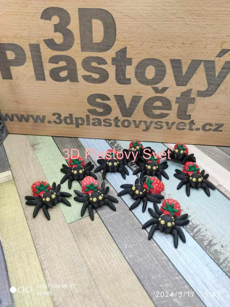Malý pavouček s jahodou - hýbací - barevný