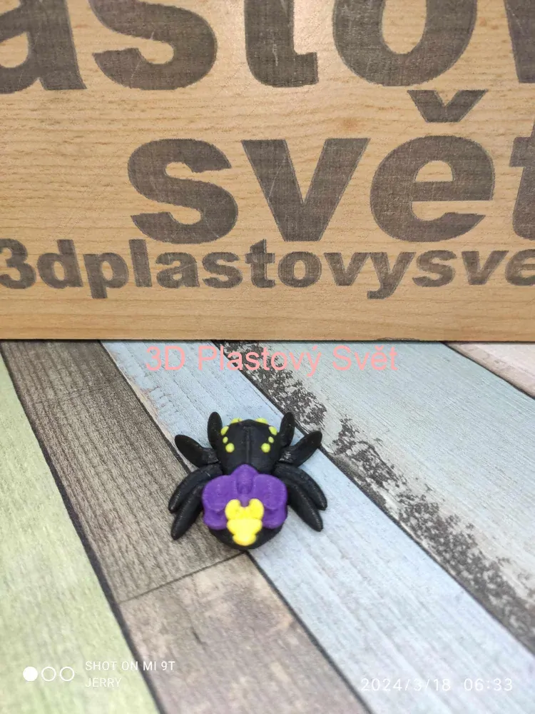 Malý pavouček s orchidejí - hýbací - barevný