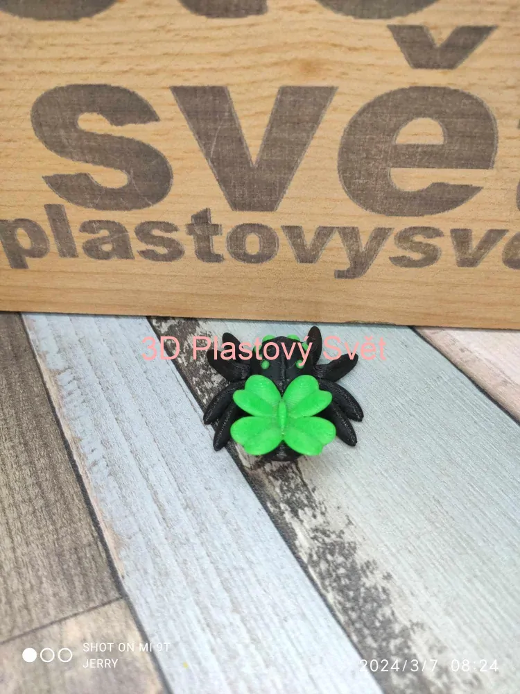 Malý pavouček se čtyřlístkem - hýbací - barevný