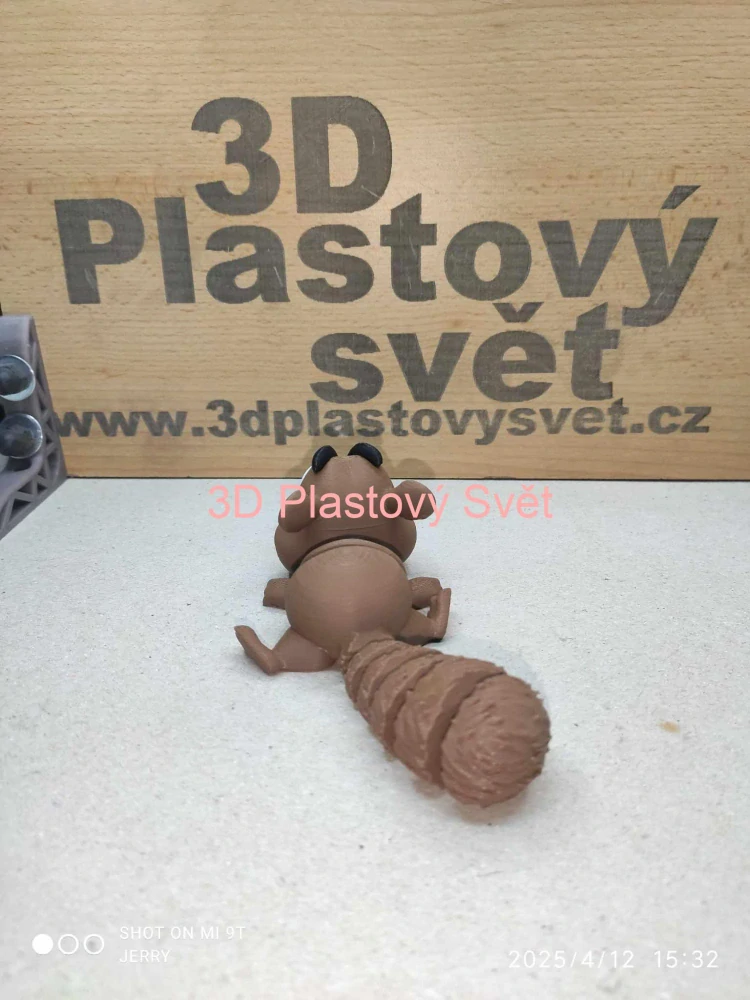 Veverka s vyplazeným jazykem
