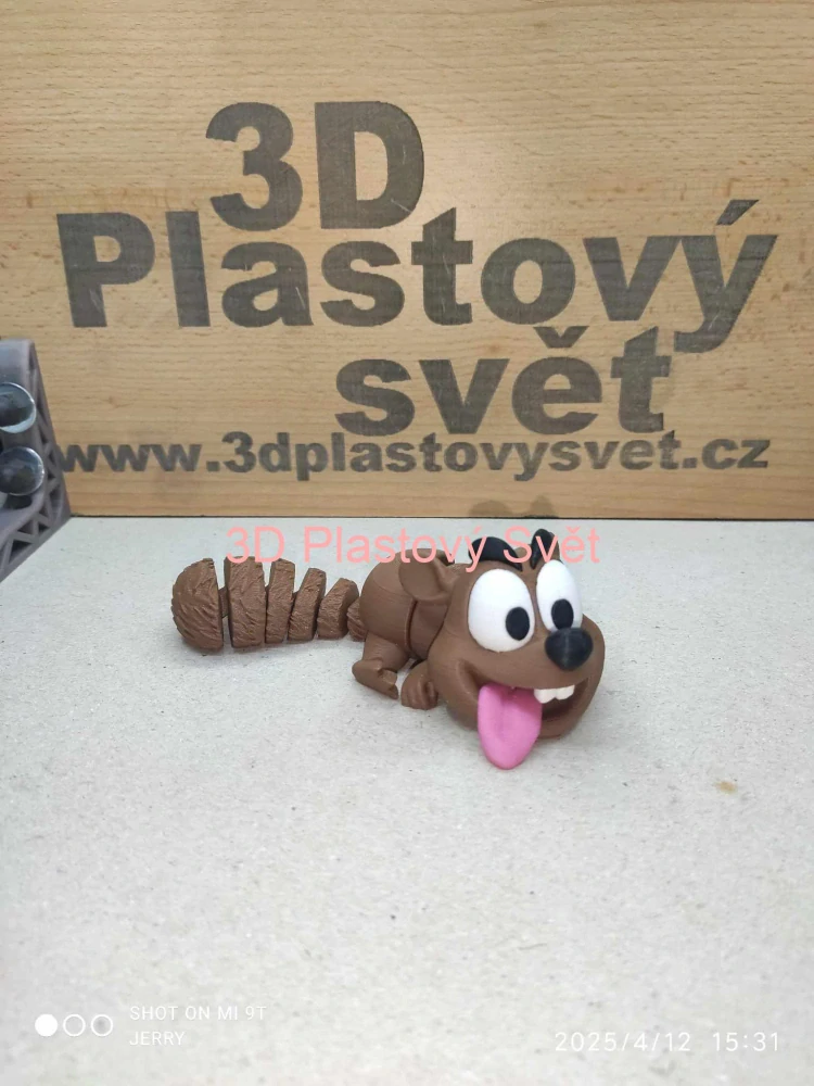 Veverka s vyplazeným jazykem