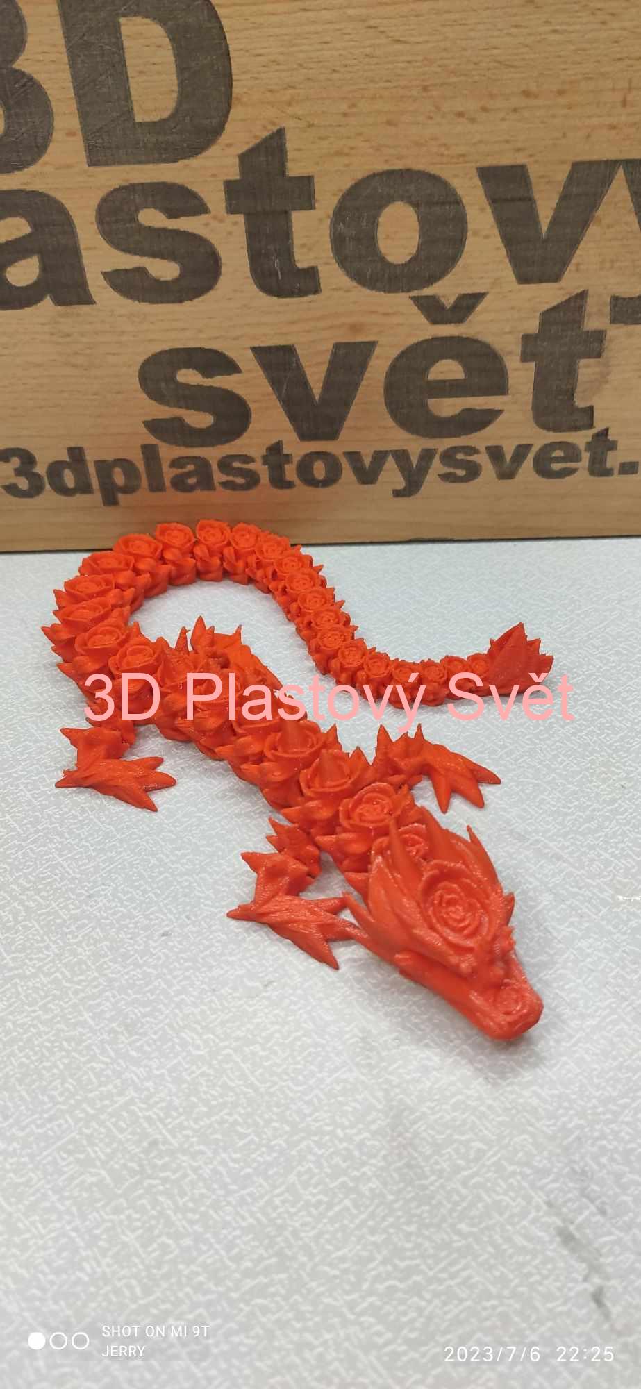 Drak z růží